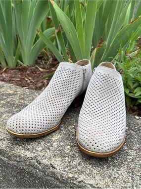 Lucky Brand Booties Women 9.5 Baylah Suede Perforated Zip Ankle Boots Tan Taupe